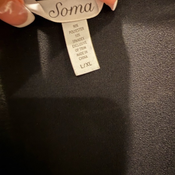 Soma elegant 2 piece embroidered black and white gown & robe set. - Picture 8 of 9